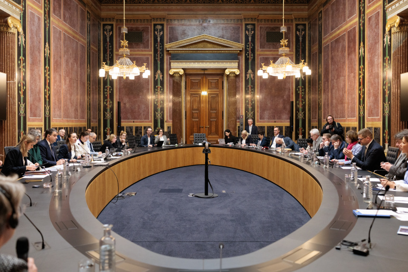 Linke Tischhälfte: Vizepräsident der EU-Kommission Raffaele Fitto (3. von links), Vorsitzende des EU-Ausschusses des Bundesrates Bernadette Geieregger (ÖVP) (4. von links). Rechte Tischhälfte: Mitglieder des EU-Ausschusses des Bundesrates