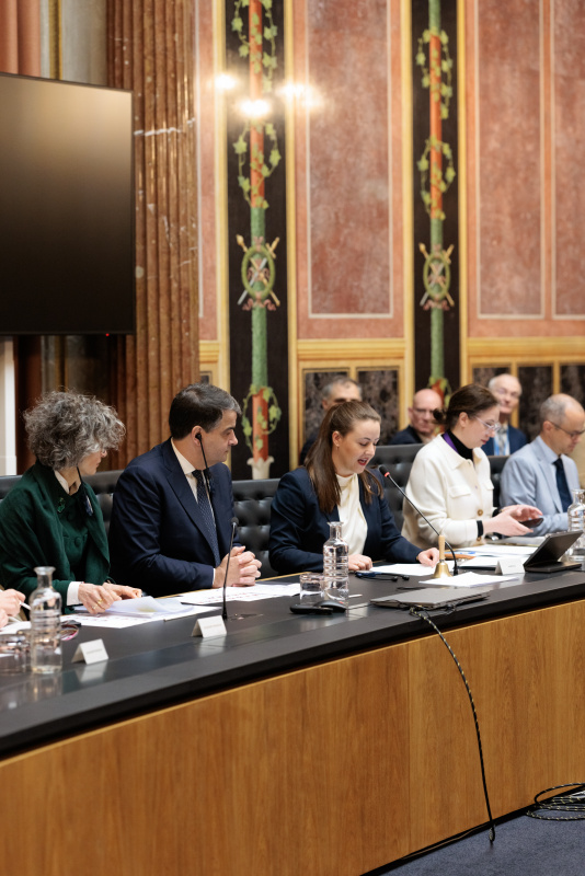 Vizepräsident der EU-Kommission Raffaele Fitto (2. von links), Vorsitzende des EU-Ausschusses des Bundesrates Bernadette Geieregger (ÖVP) (3. von links)