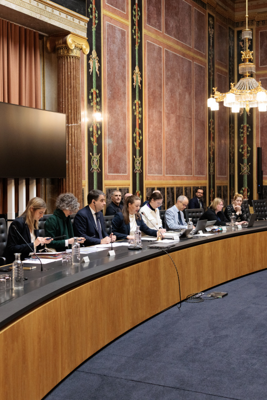 Vizepräsident der EU-Kommission Raffaele Fitto (3. von links), Vorsitzende des EU-Ausschusses des Bundesrates Bernadette Geieregger (ÖVP) (4. von links)