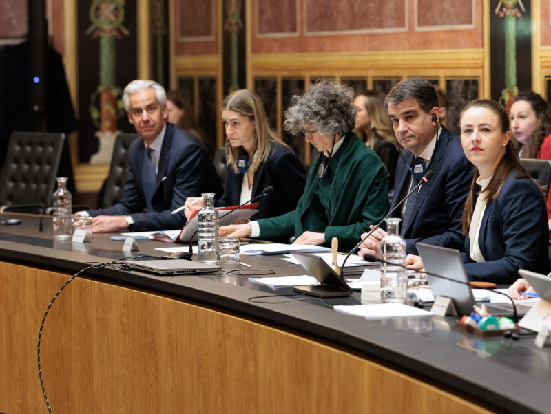 Vizepräsident der EU-Kommission Raffaele Fitto (4. von links), Vorsitzende des EU-Ausschusses des Bundesrates Bernadette Geieregger (ÖVP) (5. von links)