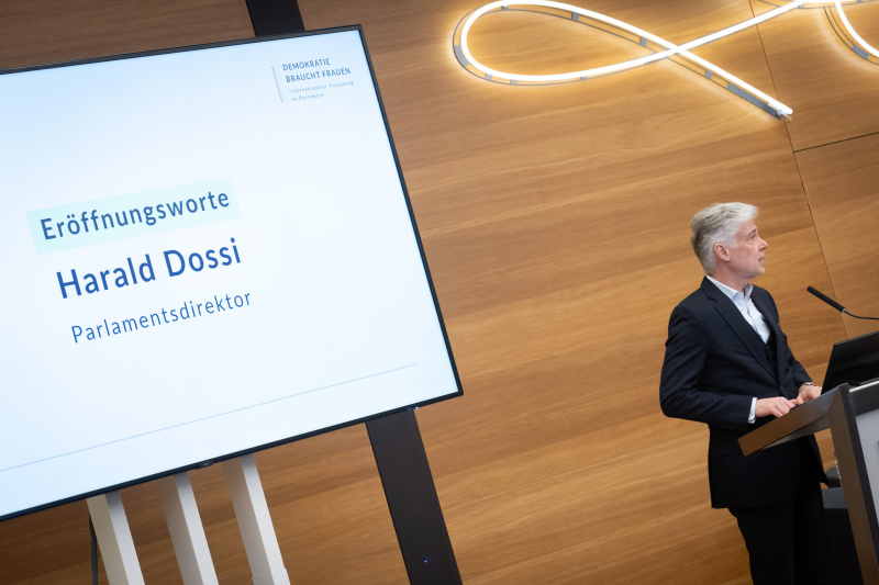 Eröffnungsworte von Parlamentsdirektor Harald Dossi