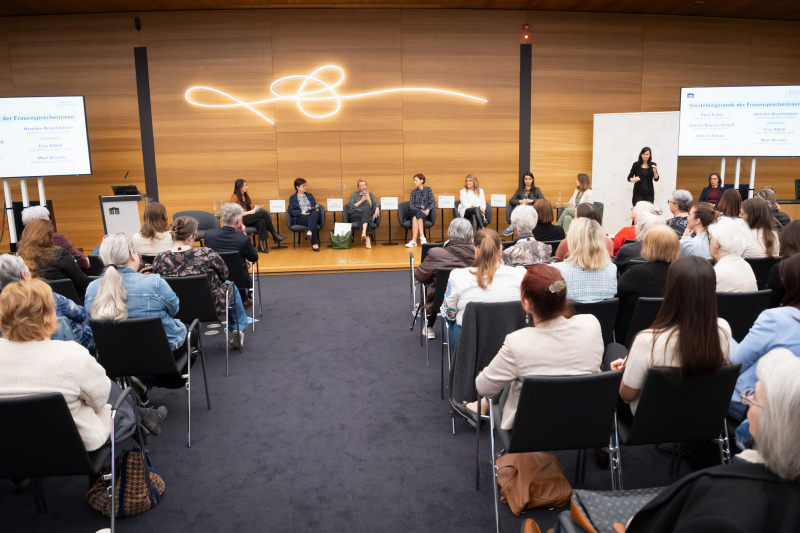 Blick Richtung Podium. Von links: Stv. Teamleiterin Newsroom Amra Duric-Müller, Nationalratsabgeordnete und Frauensprecherin Rosa Ecker (FPÖ), Nationalratsabgeordnete und Frauensprecherin Juliane Bogner-Strauß (ÖVP), Nationalratsabgeordnete und Frauensprecherin Sabine Schatz (SPÖ), Nationalratsabgeordnete und Frauensprecherin Lisa Aldali (NEOS), Nationalratsabgeordnete und Frauensprecherin Meri Disoski (GRÜNE), Gleichbehandlungsbeauftragte Valerie Watzek