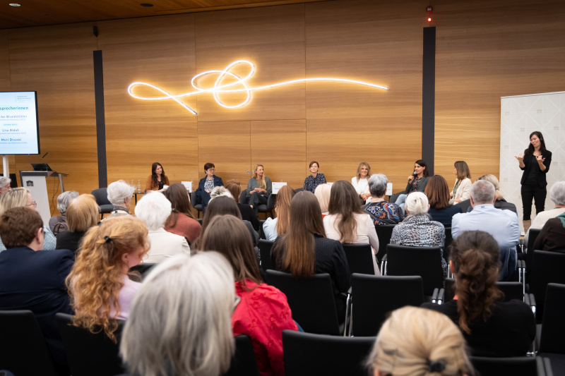 Blick Richtung Podium. Von links: Stv. Teamleiterin Newsroom Amra Duric-Müller, Nationalratsabgeordnete und Frauensprecherin Rosa Ecker (FPÖ), Nationalratsabgeordnete und Frauensprecherin Juliane Bogner-Strauß (ÖVP), Nationalratsabgeordnete und Frauensprecherin Sabine Schatz (SPÖ), Nationalratsabgeordnete und Frauensprecherin Lisa Aldali (NEOS), Nationalratsabgeordnete und Frauensprecherin Meri Disoski (GRÜNE), Gleichbehandlungsbeauftragte Valerie Watzek
