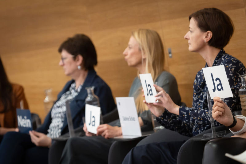 Blick Richtung Podium. Von links: Nationalratsabgeordnete und Frauensprecherin Rosa Ecker (FPÖ), Nationalratsabgeordnete und Frauensprecherin Juliane Bogner-Strauß (ÖVP), Nationalratsabgeordnete und Frauensprecherin Sabine Schatz (SPÖ)