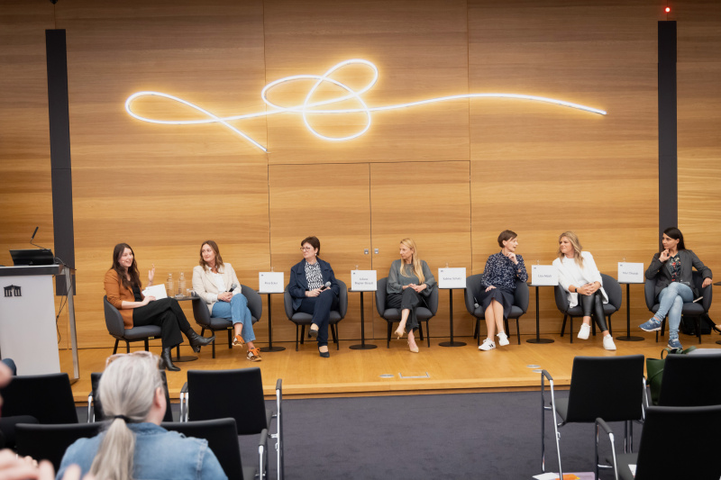 Blick Richtung Podium. Von links: Stv. Teamleiterin Newsroom Amra Duric-Müller, Nationalratsabgeordnete und Frauensprecherin Rosa Ecker (FPÖ), Nationalratsabgeordnete und Frauensprecherin Juliane Bogner-Strauß (ÖVP), Nationalratsabgeordnete und Frauensprecherin Sabine Schatz (SPÖ), Nationalratsabgeordnete und Frauensprecherin Lisa Aldali (NEOS), Nationalratsabgeordnete und Frauensprecherin Meri Disoski (GRÜNE), Gleichbehandlungsbeauftragte Valerie Watzek.