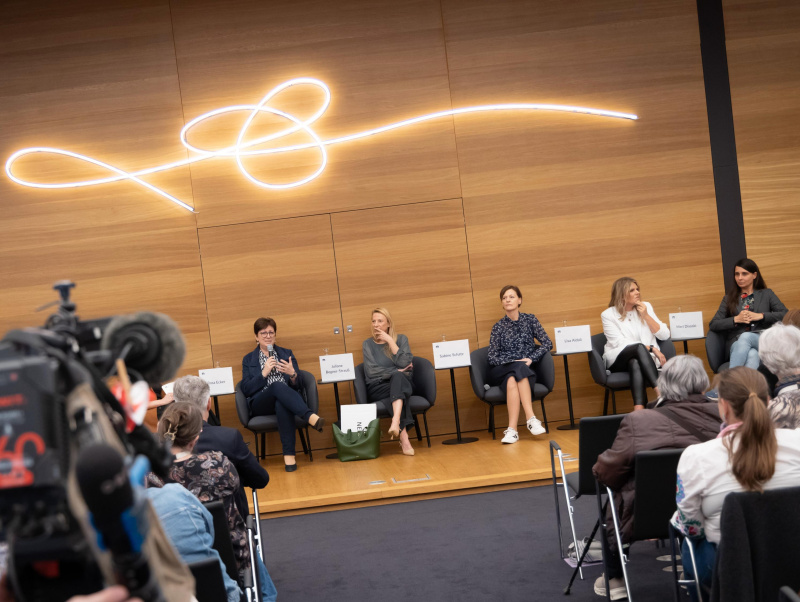 Blick Richtung Podium. Von links: Nationalratsabgeordnete und Frauensprecherin Rosa Ecker (FPÖ), Nationalratsabgeordnete und Frauensprecherin Juliane Bogner-Strauß (ÖVP), Nationalratsabgeordnete und Frauensprecherin Sabine Schatz (SPÖ), Nationalratsabgeordnete und Frauensprecherin Lisa Aldali (NEOS), Nationalratsabgeordnete und Frauensprecherin Meri Disoski (GRÜNE)