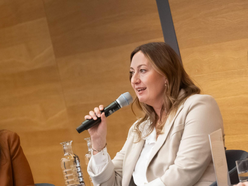 Beantwortung der Fragen. Von links: Bianca Khalil, Leiterin Produkt und Steuerung (Wiener Linien), Nationalratsabgeordnete  Rosa Ecker (FPÖ), Nationalratsabgeordnete Juliane Bogner-Strauß (ÖVP)