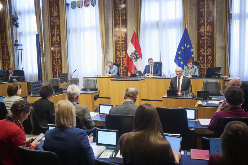 Bundesratspräsident Markus Stotter (ÖVP) am Präsidium. Landeshauptmann Anton Mattle (ÖVP) auf der Regierungsbank. Blick Richtung Sitzungsteilnehmerinnen und -teilnehmer