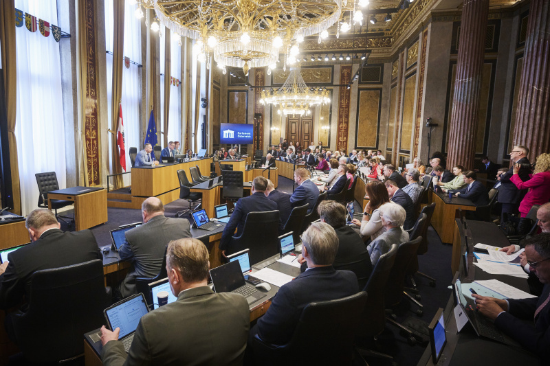 Blick Richtung Sitzungsteilnehmerinnen und -teilnehmer