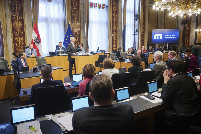 Am Rednerpult Landeshauptmann Anton Mattle (ÖVP). Blick Richtung Sitzungsteilnehmerinnen und -teilnehmer