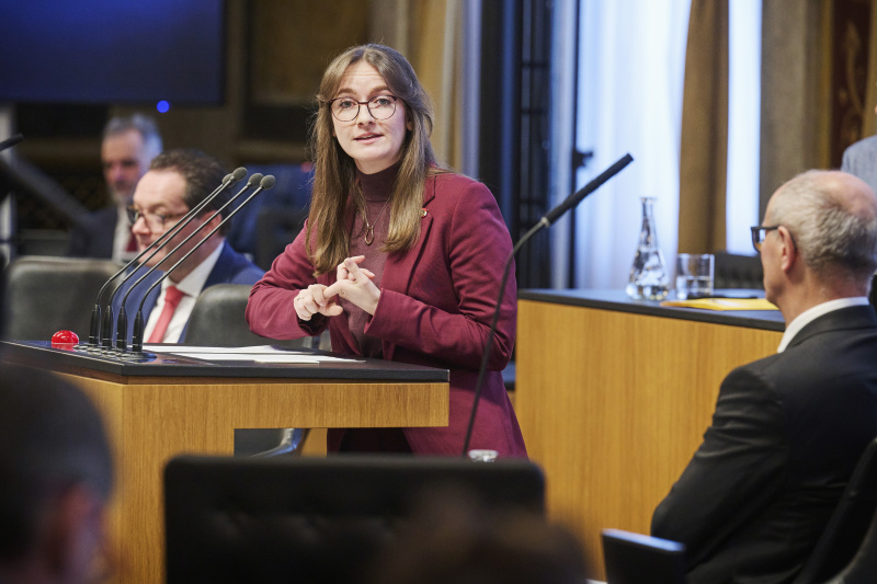 Am Rednerinnenpult Bundesrätin Julia Deutsch (NEOS)