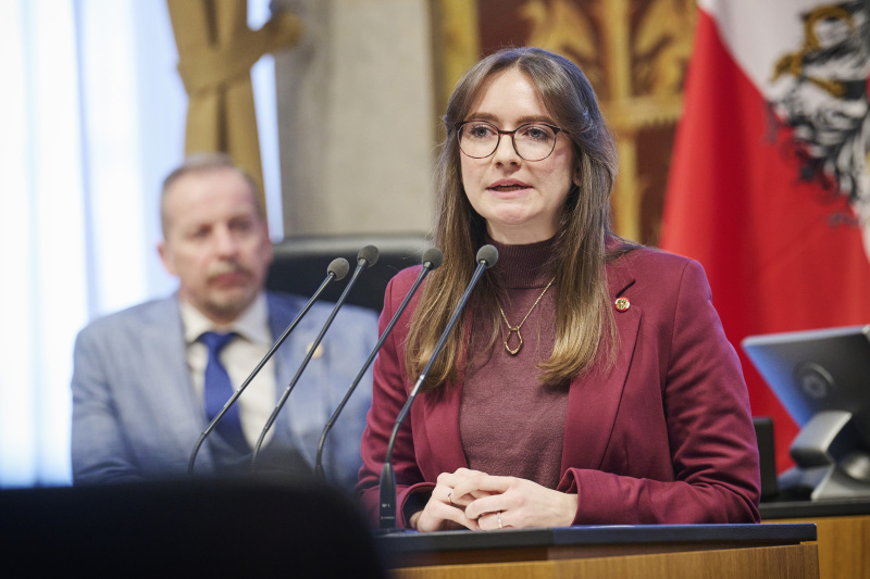 Am Rednerinnenpult Bundesrätin Julia Deutsch (NEOS)