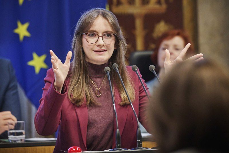 Am Rednerinnenpult Bundesrätin Julia Deutsch (NEOS)
