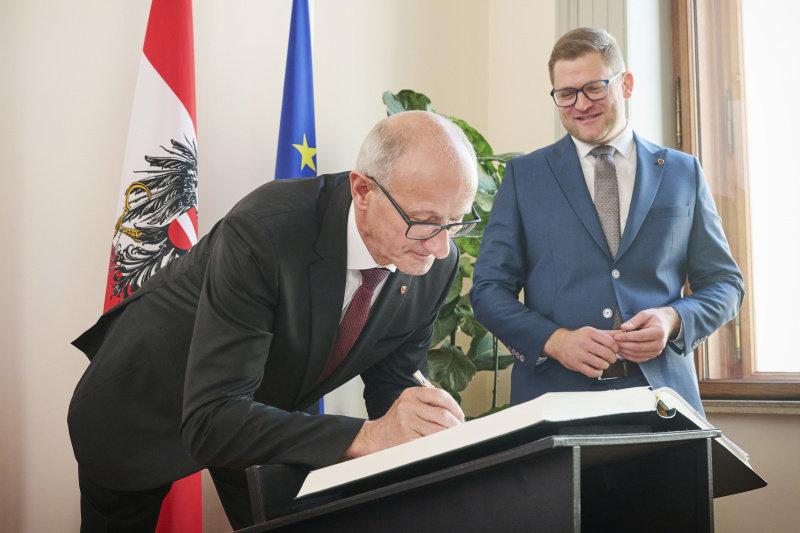 Gästebucheintrag. Von links: Landeshauptmann Anton Mattle (ÖVP), Bundesratspräsident Markus Stotter (ÖVP)