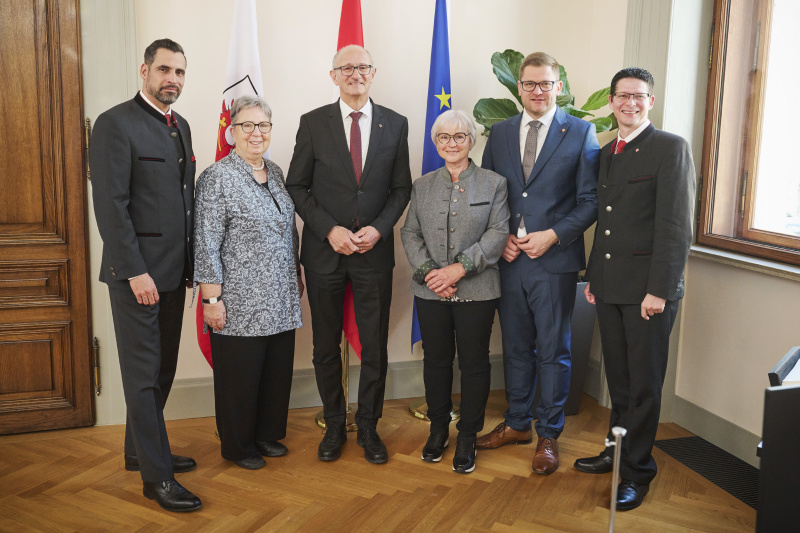 Von links: Bundesratsvizepräsident Daniel Schmid (SPÖ), Bundesrätin Klara Neurauter (ÖVP), Landeshauptmann Anton Mattle (ÖVP), Bundesrätin Irene Partl (FPÖ), Bundesratspräsident Markus Stotter (ÖVP), Bundesrat Christoph Stillebacher (ÖVP)