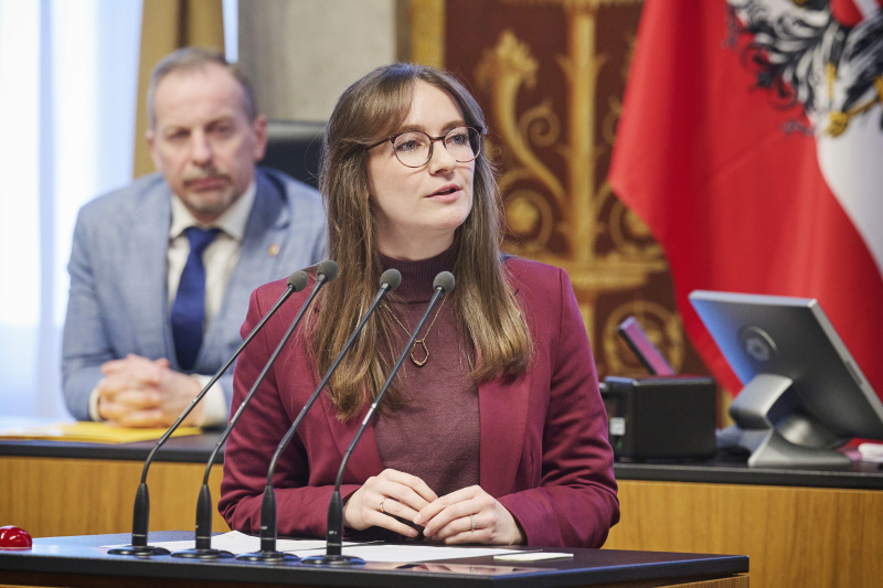Am Rednerinnenpult Bundesrätin Julia Deutsch (NEOS)