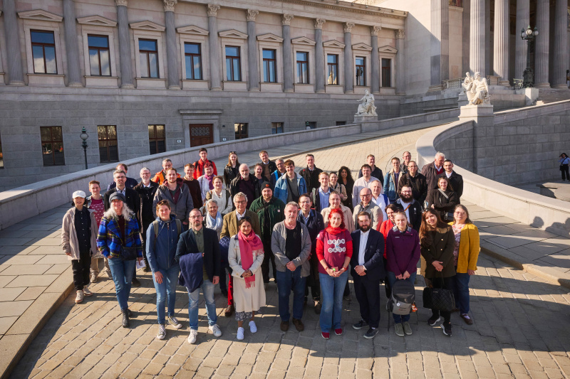 Gruppenfoto vor dem Parlamentsgebäude