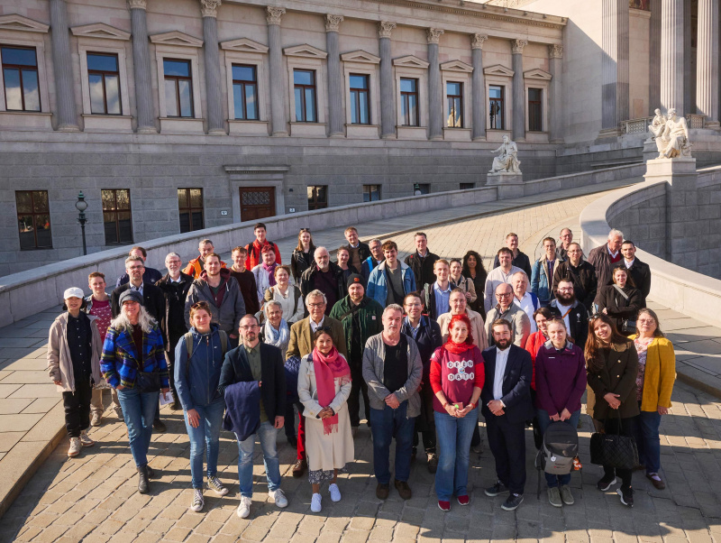 Gruppenfoto vor dem Parlamentsgebäude