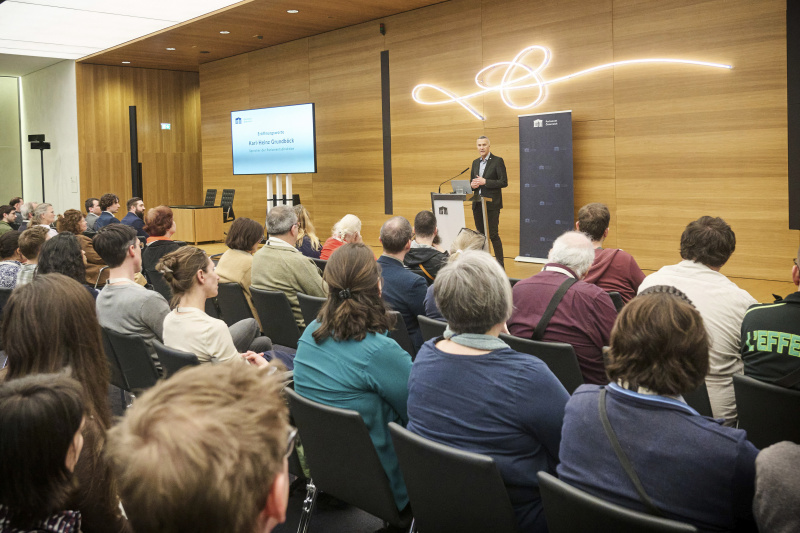 Eröffnungsworte Sprecher der Parlamentsdirektion Karl-Heinz Grundböck. Blick Richtung Veranstaltungsteilnehmerinnen und -teilnehmer