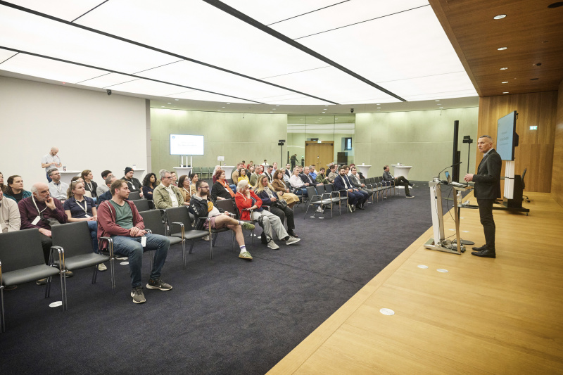 Eröffnungsworte Sprecher der Parlamentsdirektion Karl-Heinz Grundböck. Blick Richtung Veranstaltungsteilnehmerinnen und -teilnehmer