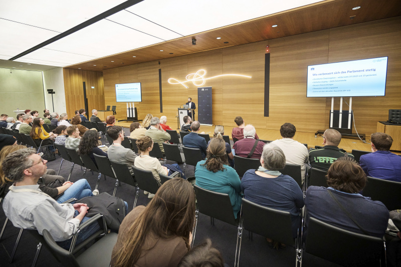 Kurzpräsentation und Showcases. Open Data Beauftragter Simon Hofer. Blick Richtung Veranstaltungsteilnehmerinnen und -teilnehmer