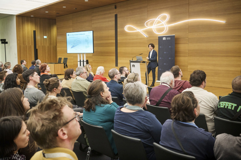 Kurzpräsentation und Showcases. Daniel Bliem vom Institut für Staatswissenschaften, Universität Wien. Blick Richtung Veranstaltungsteilnehmerinnen und -teilnehmer