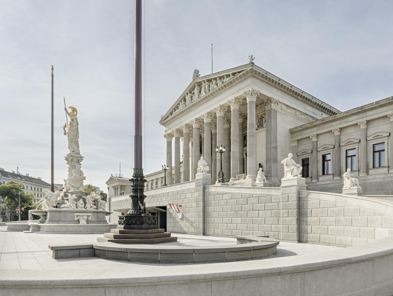 Renovierte Fassade. Blick über die Rampe zum Portikus (Rathausplatzseite)
