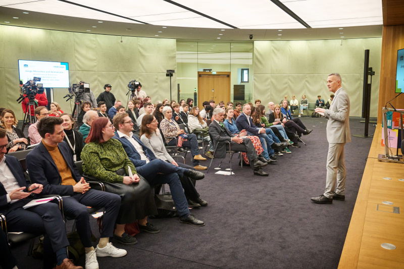 Moderation Sprecher der Parlamentsdirektion Karl-Heinz Grundböck. Blick Richtung Veranstaltungsteilnehmerinnen und -teilnehmer
