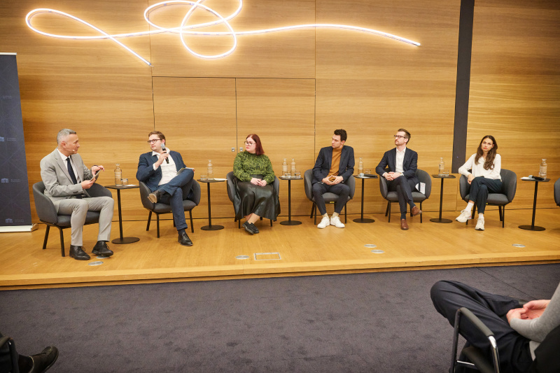 Podiumsdiskussion. Von links: Sprecher der Parlamentsdirektion Karl-Heinz Grundböck, Nationalratsabgeordneter Sebastian Schwaighofer (FPÖ), Nationalratsabgeordnete Carina Reiter (ÖVP), Nationalratsabgeordneter Paul Stich (SPÖ), Nationalratsabgeordneter Johannes Gasser (NEOS), Nationalratsabgeordnete Barbara Neßler (GRÜNE)