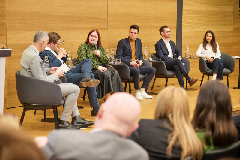 Podiumsdiskussion. Von links: Sprecher der Parlamentsdirektion Karl-Heinz Grundböck, Nationalratsabgeordneter Sebastian Schwaighofer (FPÖ), Nationalratsabgeordnete Carina Reiter (ÖVP), Nationalratsabgeordneter Paul Stich (SPÖ), Nationalratsabgeordneter Johannes Gasser (NEOS), Nationalratsabgeordnete Barbara Neßler (GRÜNE)
