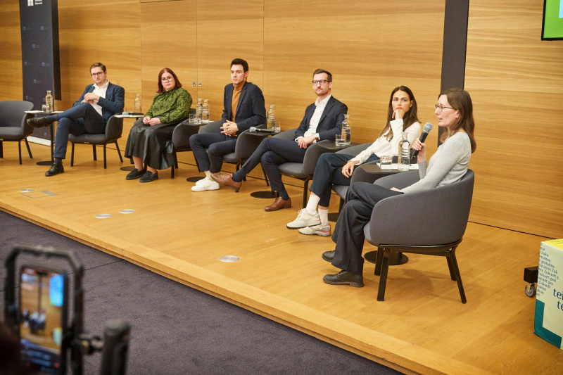 Podiumsdiskussion. Von links: Nationalratsabgeordneter Sebastian Schwaighofer (FPÖ), Nationalratsabgeordnete Carina Reiter (ÖVP), Nationalratsabgeordneter Paul Stich (SPÖ), Nationalratsabgeordneter Johannes Gasser (NEOS), Nationalratsabgeordnete Barbara Neßler (GRÜNE), Senior Researcher Foresight Martina Zandonella