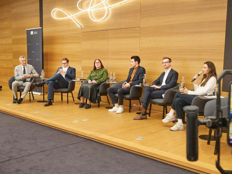 Podiumsdiskussion. Von links: Sprecher der Parlamentsdirektion Karl-Heinz Grundböck, Nationalratsabgeordneter Sebastian Schwaighofer (FPÖ), Nationalratsabgeordnete Carina Reiter (ÖVP), Nationalratsabgeordneter Paul Stich (SPÖ), Nationalratsabgeordneter Johannes Gasser (NEOS), Nationalratsabgeordnete Barbara Neßler (GRÜNE)