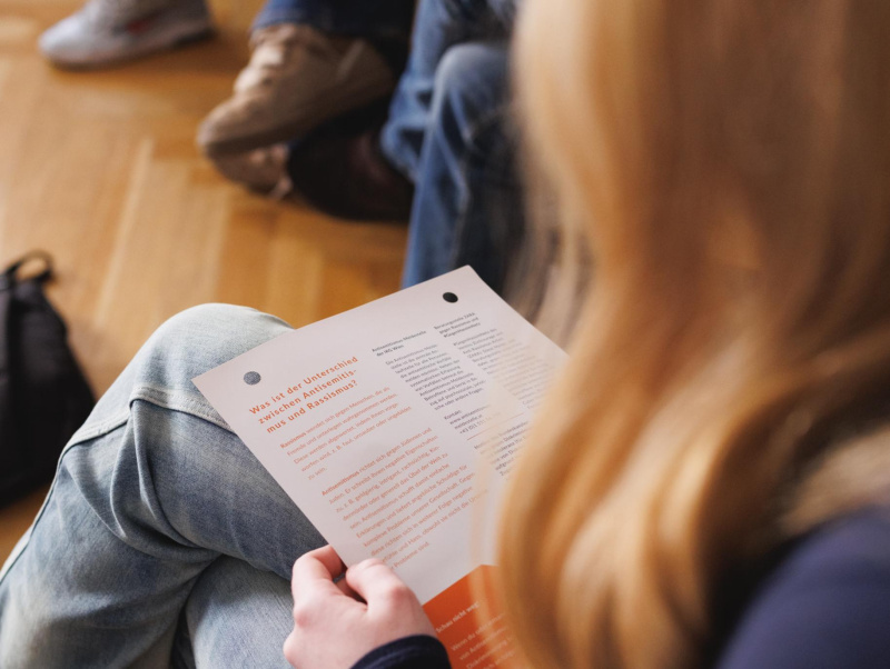 Schülerin mit Handout