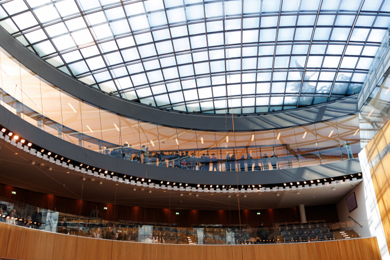 Zuschauende im Plenarium und auf der Besuchergalerie des Parlaments