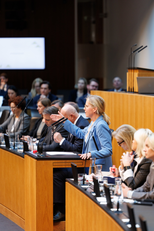 Klubobfrau Leonore Gewessler (GRÜNE) am Wort