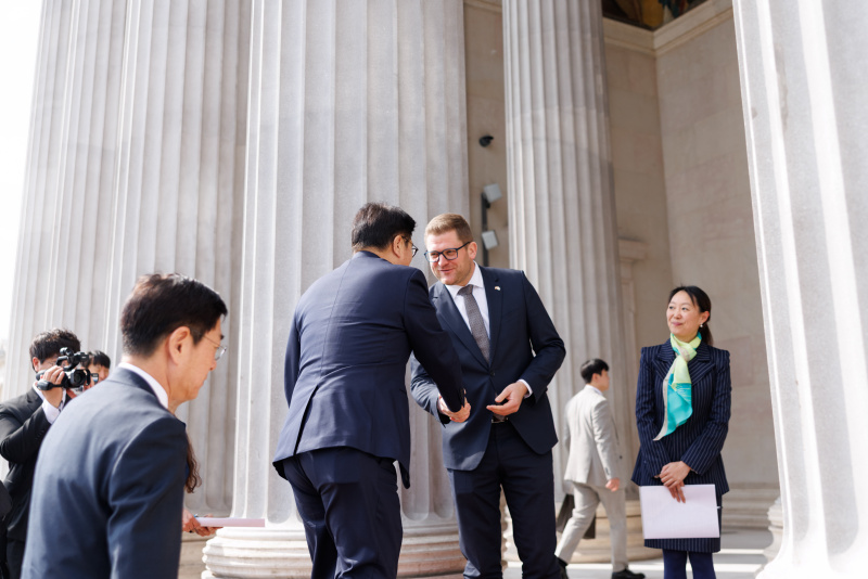 Einholung. Von links: Präsident der Nationalversammlung der Republik Korea Won-shik Woo, Bundesratspräsident Markus Stotter (ÖVP)
