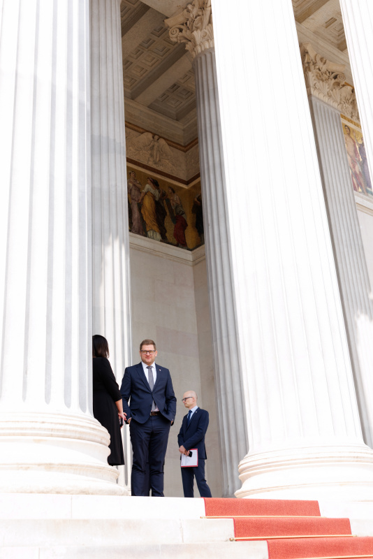 Einholung. Bundesratspräsident Markus Stotter (ÖVP) am Portikus