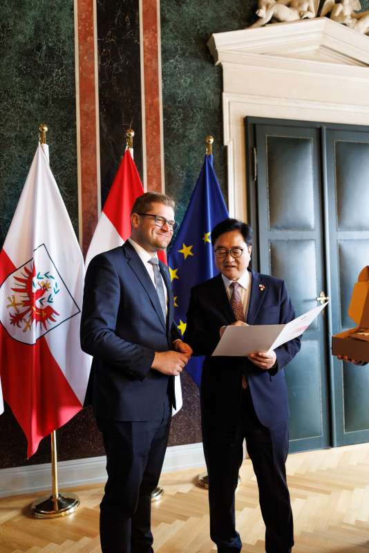 Geschenkübergabe. Von links: Bundesratspräsident Markus Stotter (ÖVP), Präsident der Nationalversammlung der Republik Korea Won-shik Woo