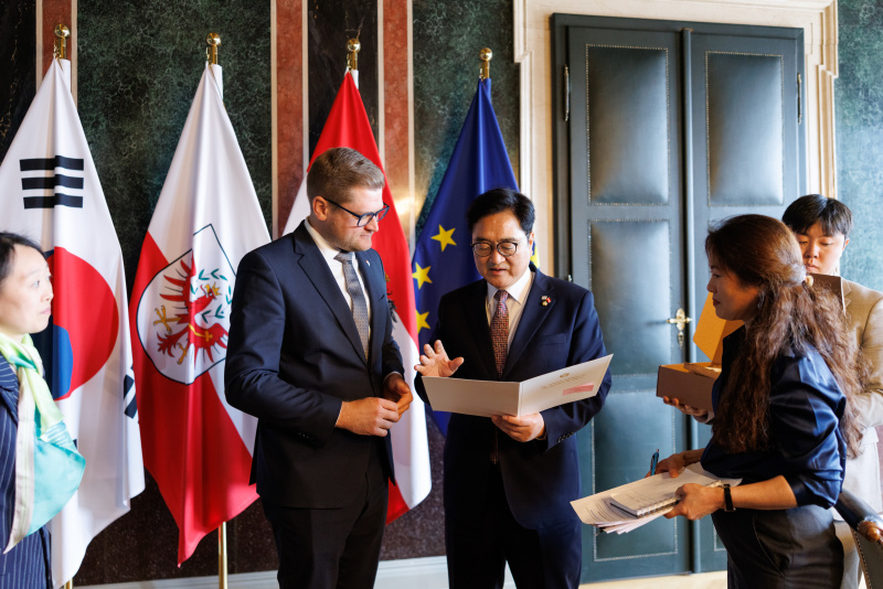 Geschenkübergabe. Von links: Bundesratspräsident Markus Stotter (ÖVP), Präsident der Nationalversammlung der Republik Korea Won-shik Woo