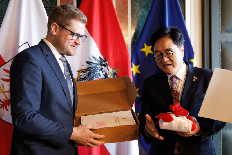 Geschenkübergabe. Von links: Bundesratspräsident Markus Stotter (ÖVP), Präsident der Nationalversammlung der Republik Korea Won-shik Woo
