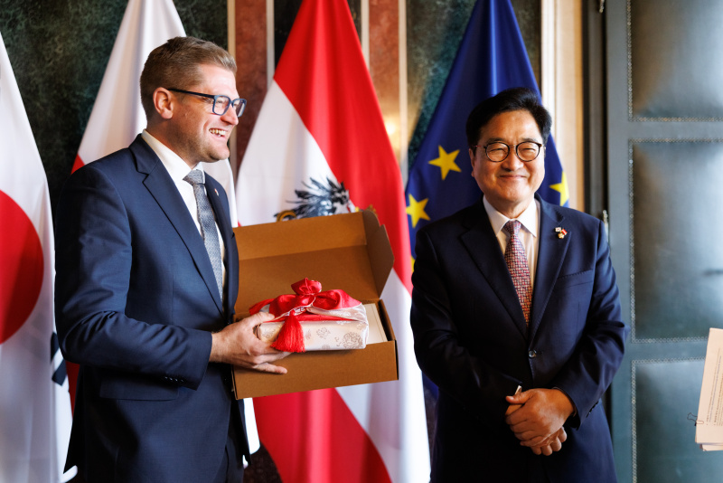 Geschenkübergabe. Von links: Bundesratspräsident Markus Stotter (ÖVP), Präsident der Nationalversammlung der Republik Korea Won-shik Woo