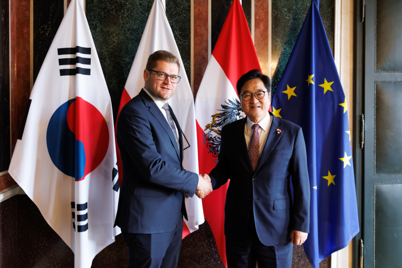 Fahnenfoto. Von links: Bundesratspräsident Markus Stotter (ÖVP), Präsident der Nationalversammlung der Republik Korea Won-shik Woo
