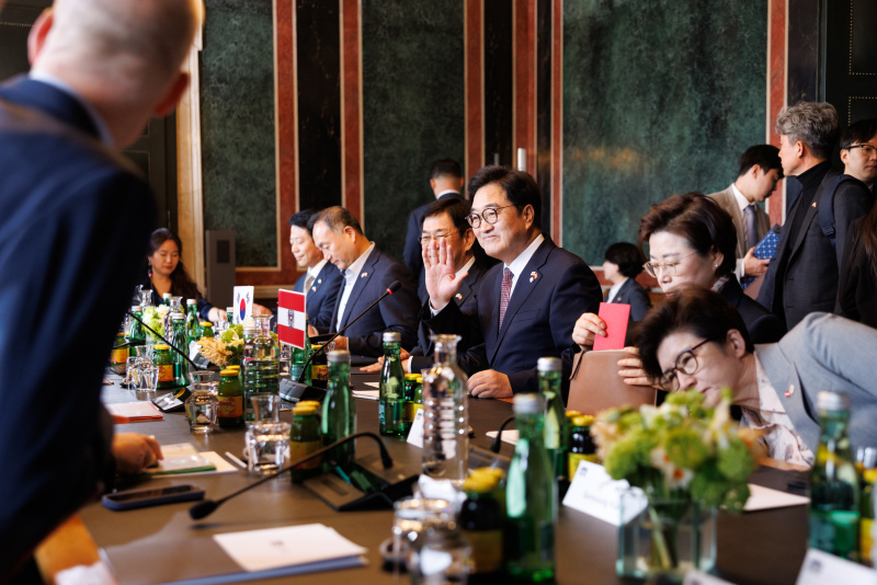 Aussprache. Delegation der Republik Korea unter der Leitung des Präsidenten der Nationalversammlung der Republik Korea Won-shik Woo (3. von rechts)