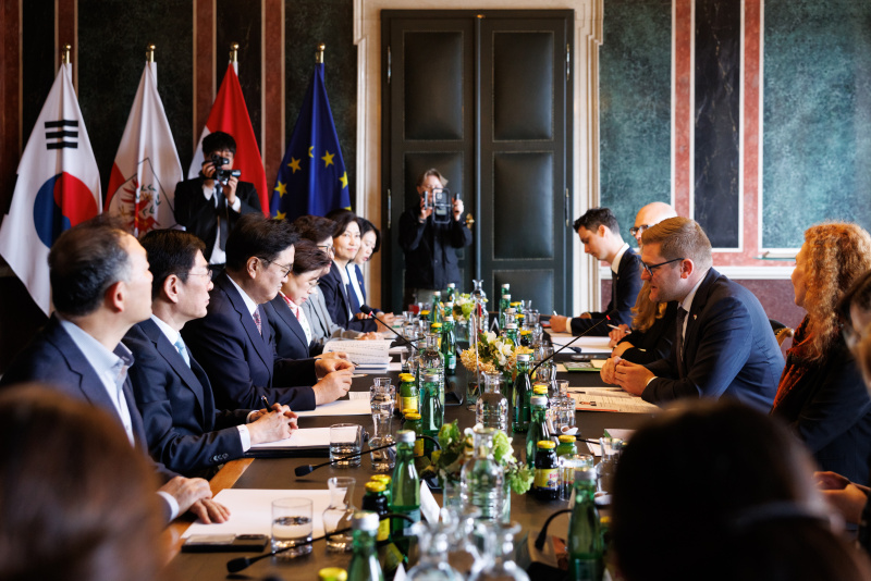 Aussprache. Linke Tischhälfte: Delegation der Republik Korea unter der Leitung des Präsidenten der Nationalversammlung der Republik Korea Won-shik Woo (3. von links). Rechte Tischhälfte: Österreichische Delegation unter Leitung von Bundesratspräsident Markus Stotter (ÖVP) (2. von rechts)