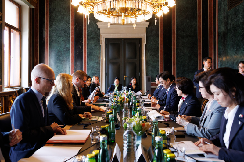 Aussprache. Linke Tischhälfte: Österreichische Delegation unter Leitung von Bundesratspräsident Markus Stotter (ÖVP) (3. von links). Rechte Tischhälfte: Delegation der Republik Korea unter der Leitung des Präsidenten der Nationalversammlung der Republik Korea Won-shik Woo (4. von rechts)