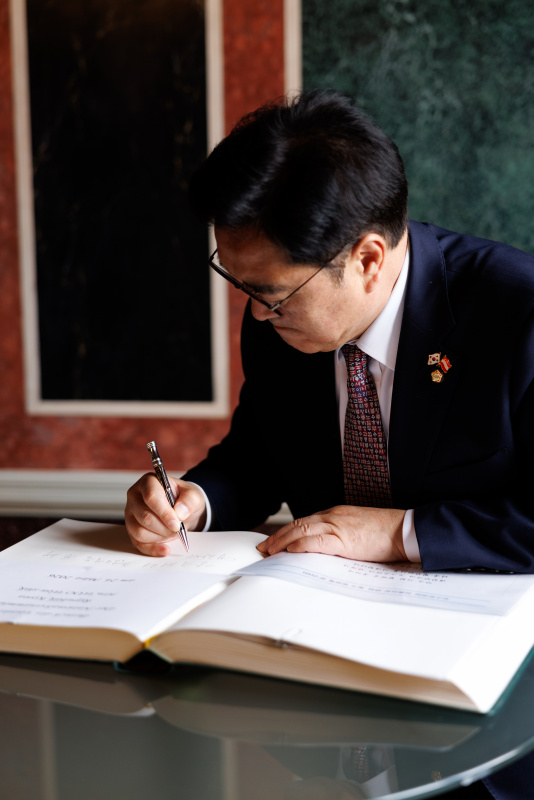 Gästebucheintrag. Präsident der Nationalversammlung der Republik Korea Won-shik Woo