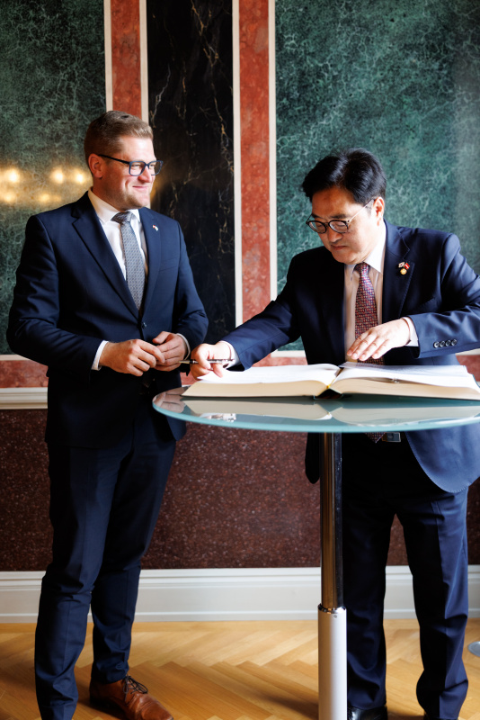Gästebucheintrag. Von links: Bundesratspräsident Markus Stotter (ÖVP), Präsident der Nationalversammlung der Republik Korea Won-shik Woo