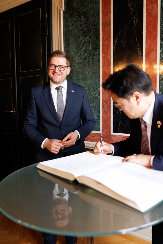 Gästebucheintrag. Von links: Bundesratspräsident Markus Stotter (ÖVP), Präsident der Nationalversammlung der Republik Korea Won-shik Woo