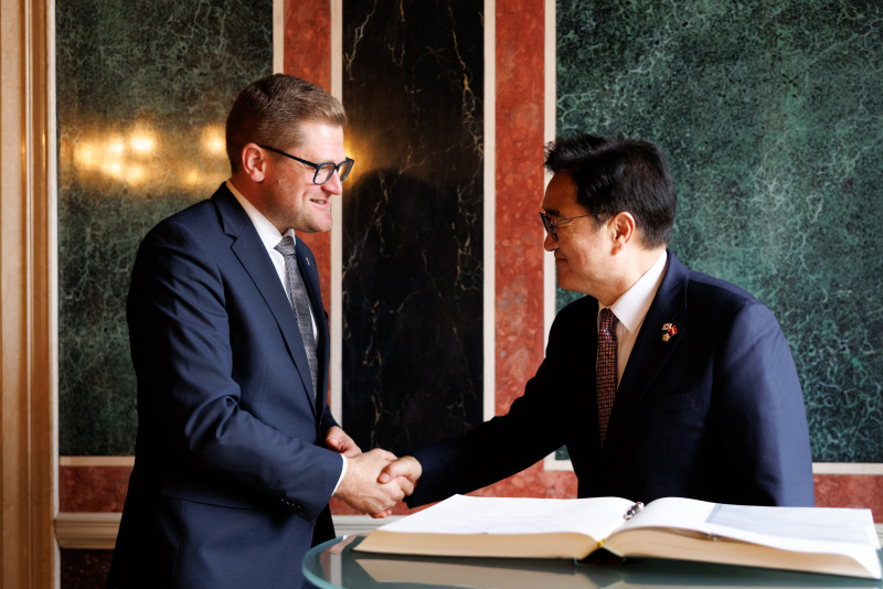 Gästebucheintrag. Von links: Bundesratspräsident Markus Stotter (ÖVP), Präsident der Nationalversammlung der Republik Korea Won-shik Woo