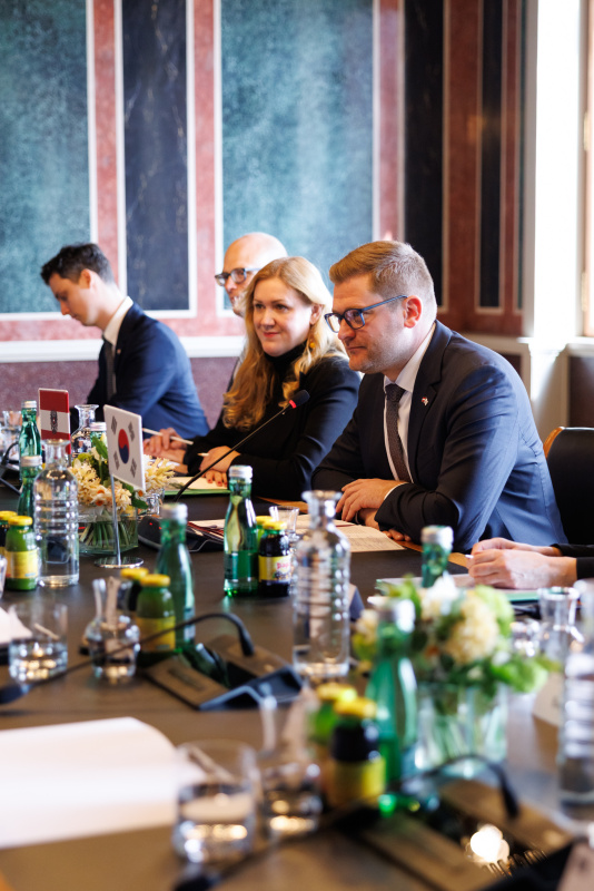 Aussprache. Österreichische Delegation unter Leitung von Bundesratspräsident Markus Stotter (ÖVP) (rechts)